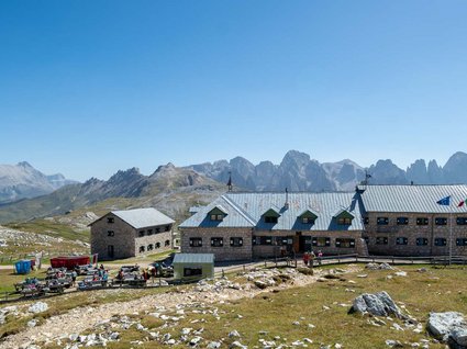 Schutzhaus in den Dolomiten mit Tradition Schutzhaus in den Dolomiten mit Tradition